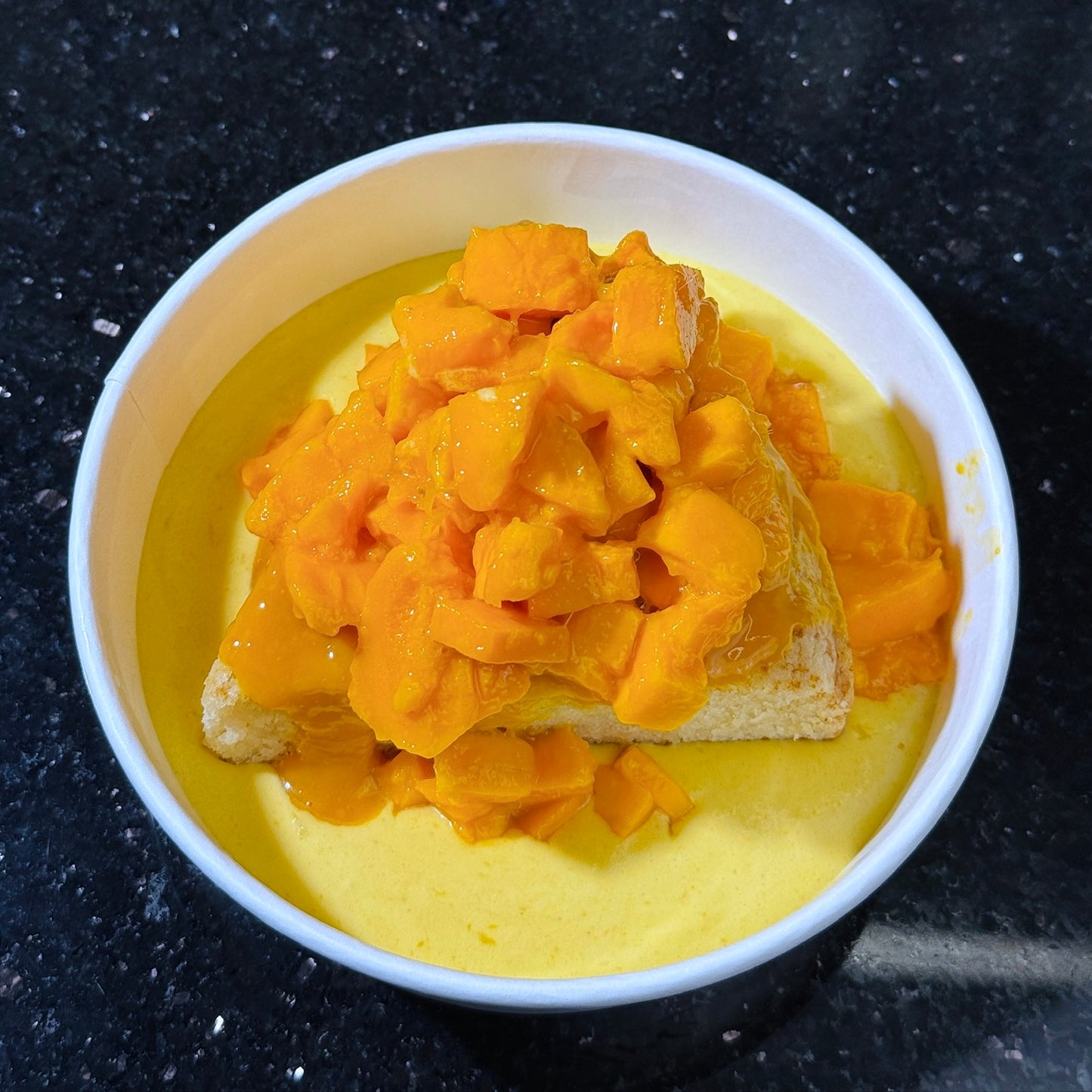 Mango vanilla cake slice (250 g)