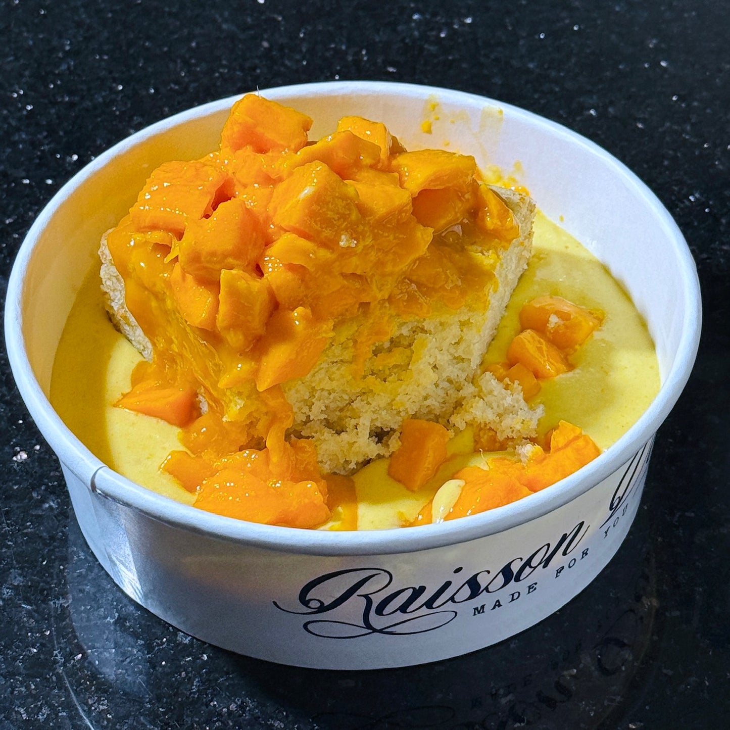 Mango vanilla cake slice (250 g)