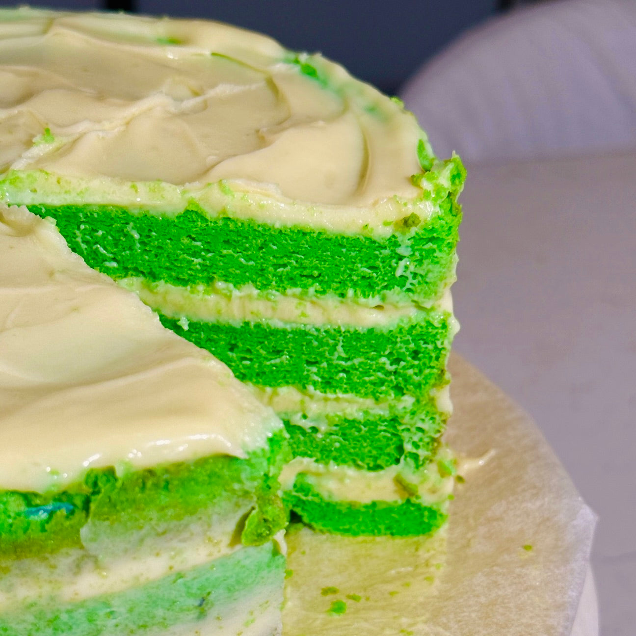 Pandan chiffon and white chocolate cake slice (250 g)